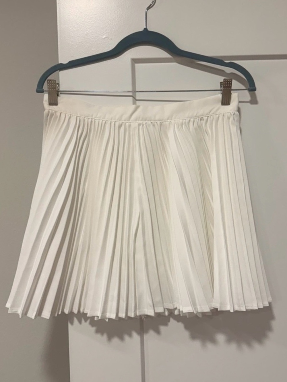Women’s White Pleated Skirt